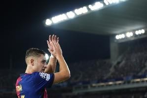 每体：费尔明被换下场后表达对裁判未判点球不满