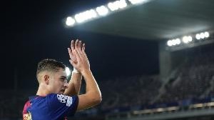 每体：费尔明被换下场后表达对裁判未判点球不满