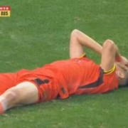 懊恼不已！王钰栋传后点杨泽翔空位铲射踢空，国足错失进球良机