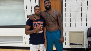 重回故地詹姆斯今日现身骑士训练馆 与骑士夏联新秀合影