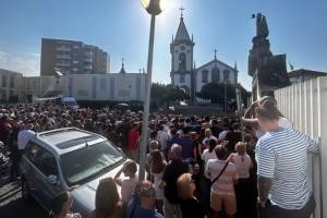 记者：当地人+球迷聚集教堂外，静静站着默默哀悼